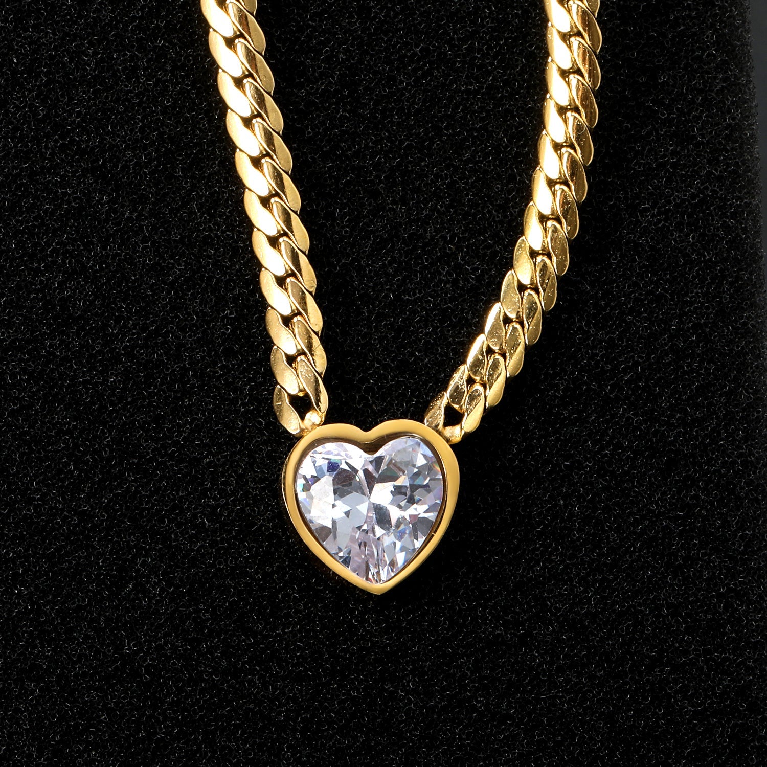 Halsband mit Herz-Anhänger