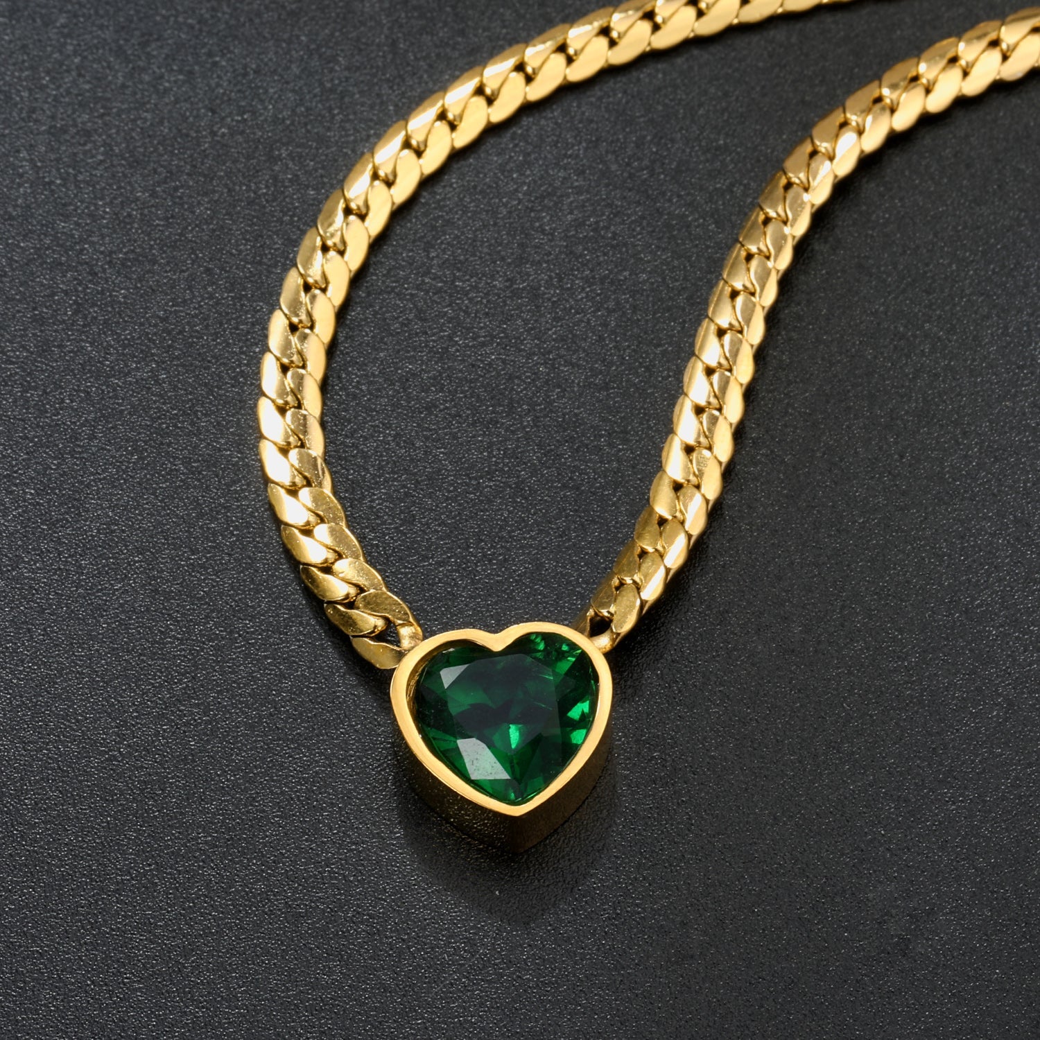 Halsband mit Herz-Anhänger