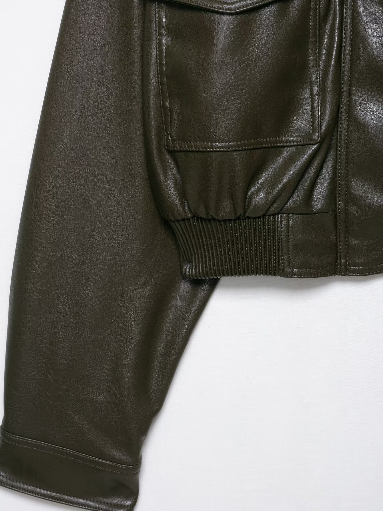 Lederrider – Cropped Kunstleder-Jacke mit Utility-Taschen