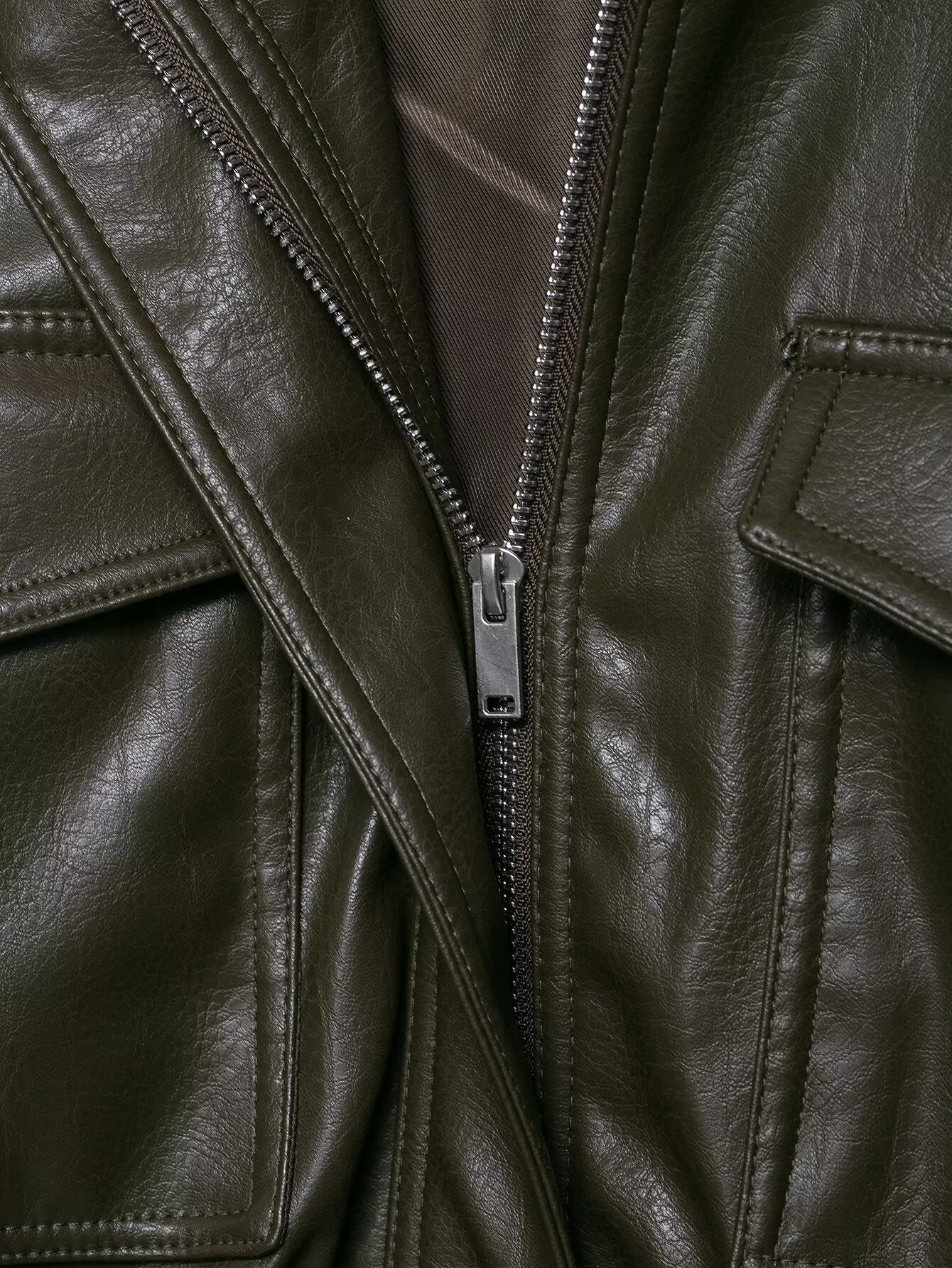 Lederrider – Cropped Kunstleder-Jacke mit Utility-Taschen