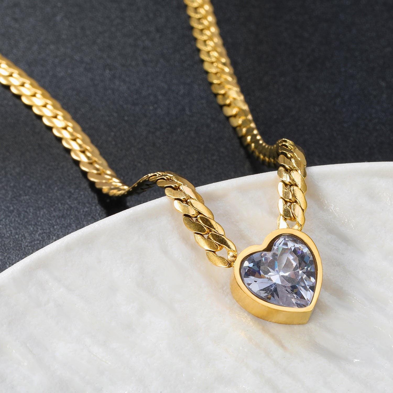 Halsband mit Herz-Anhänger