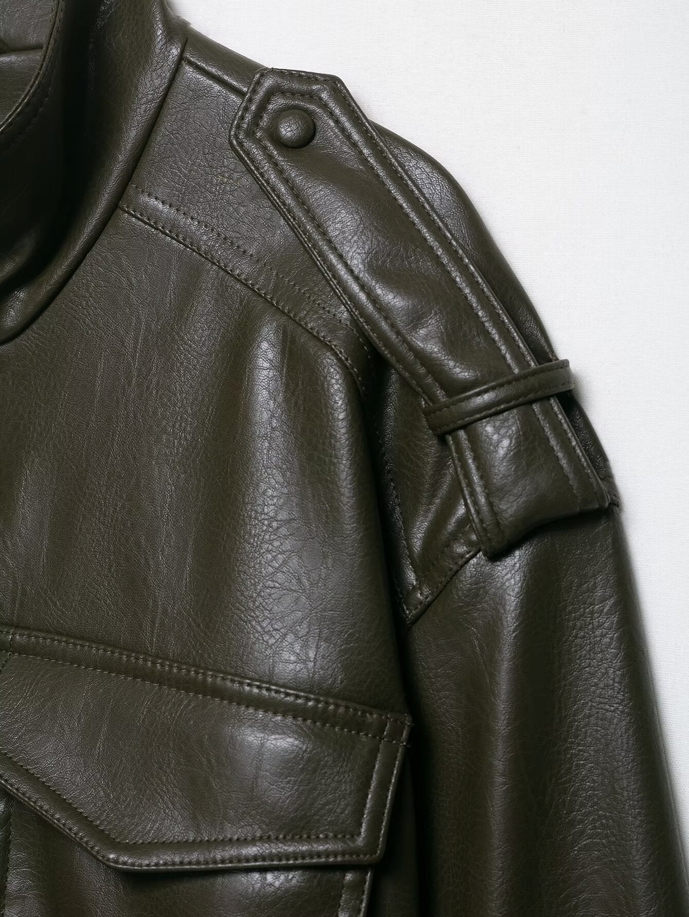 Lederrider – Cropped Kunstleder-Jacke mit Utility-Taschen