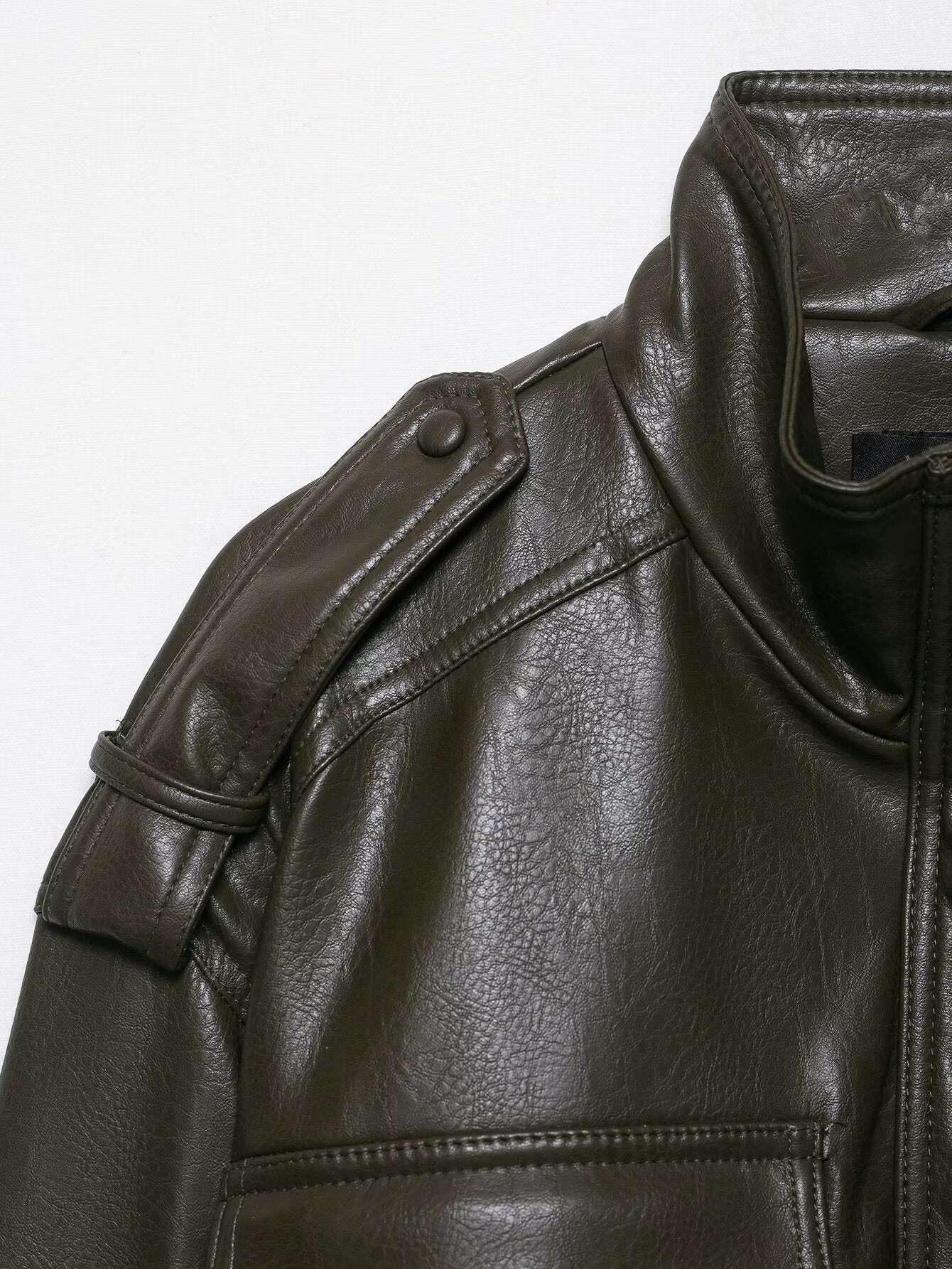 Lederrider – Cropped Kunstleder-Jacke mit Utility-Taschen