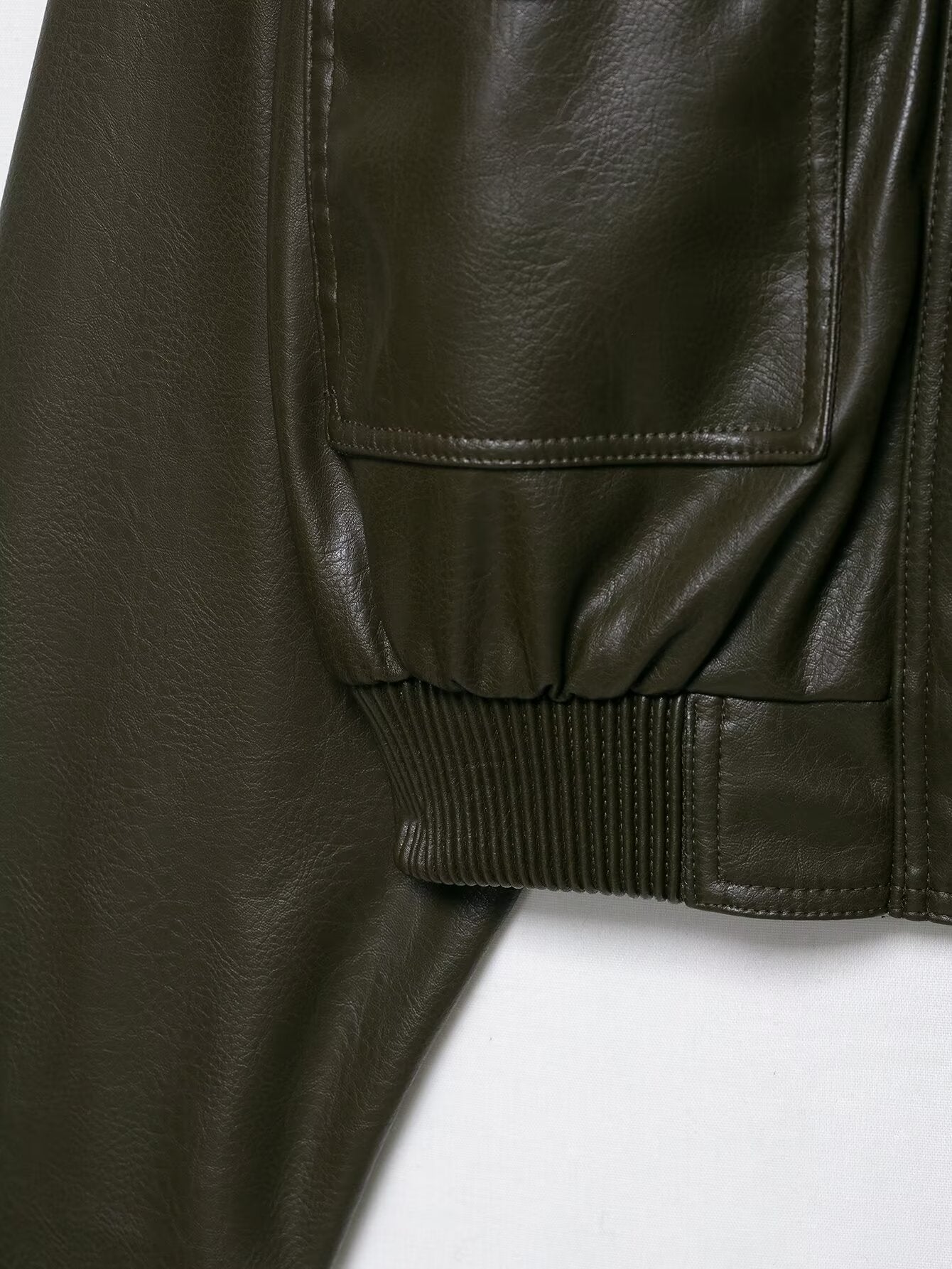 Lederrider – Cropped Kunstleder-Jacke mit Utility-Taschen