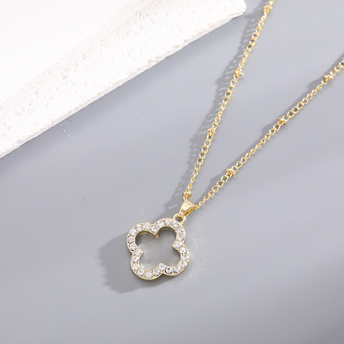 Muschel-Blumen-Halskette